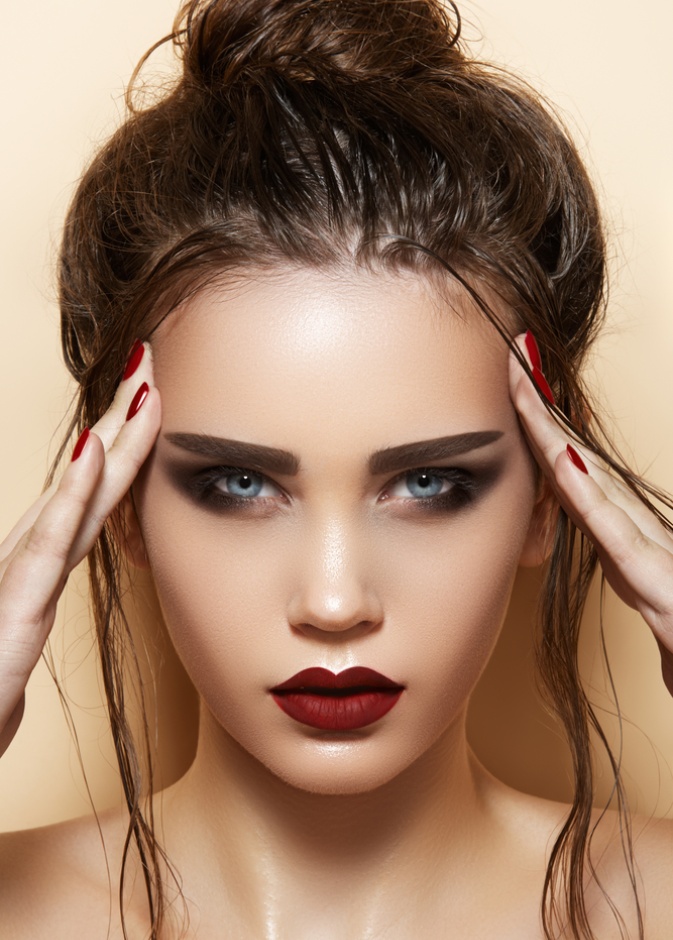 أنهي عامك الحالي بظلال دافئة وأيقونة جذابة