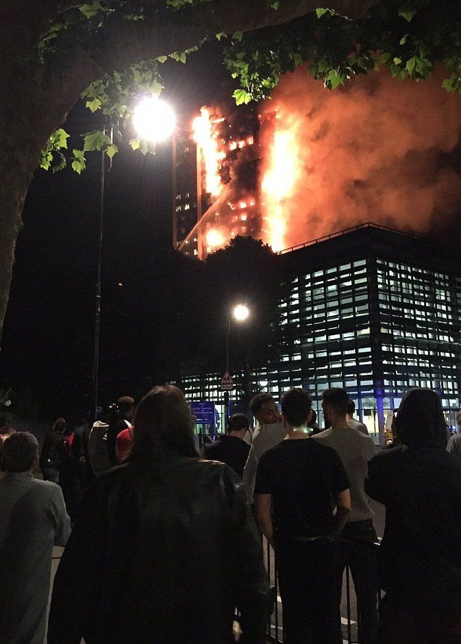 200 رجل إطفاء يعملون على إخماد الحريق