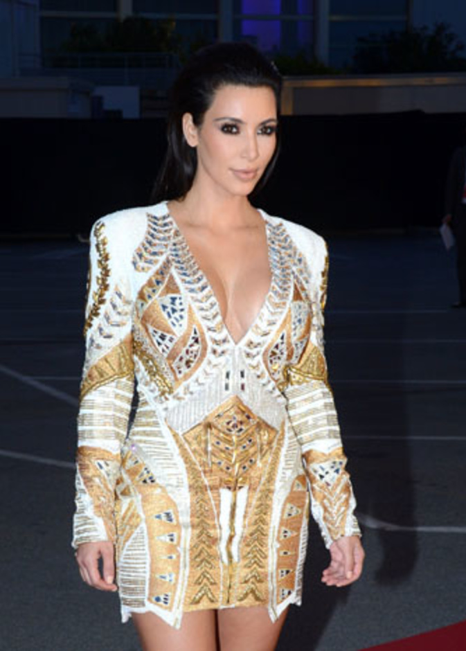 كيم كارداشيان بتصميم  Balmain  