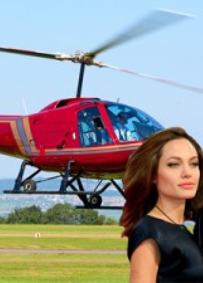 أنجلينا تهادي براد بمروحية 