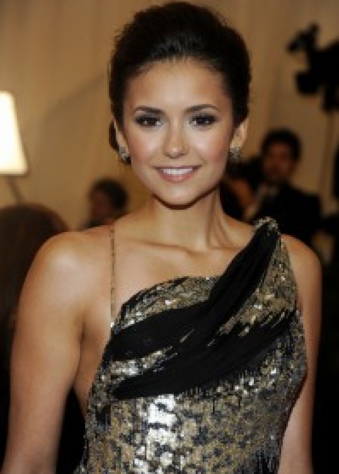 نينا دوبريف ترتدي أقراط النجوم  