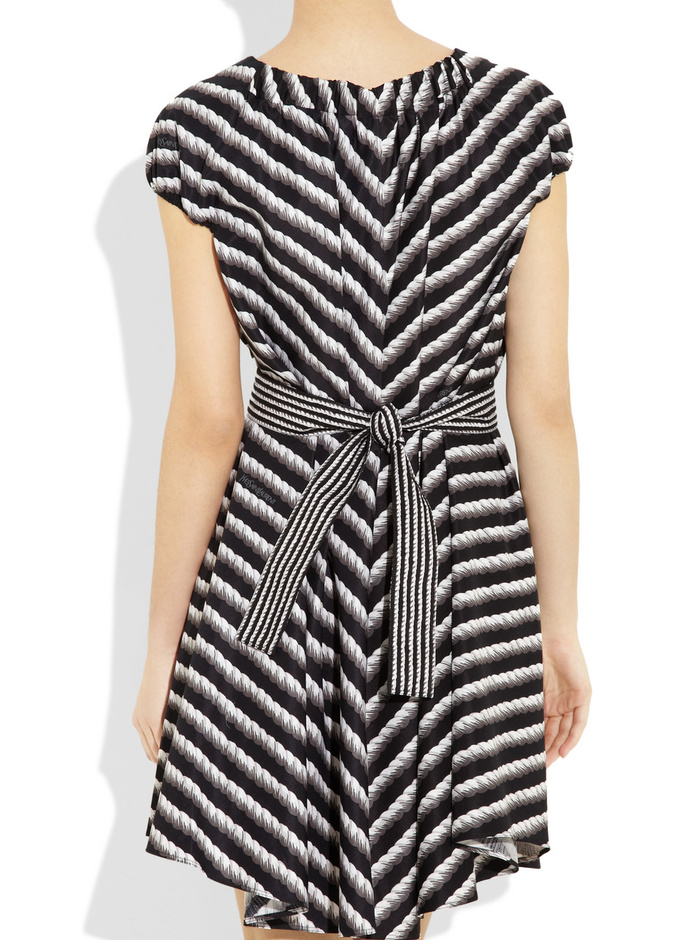 نسمة بحرية مع فستان YSL  