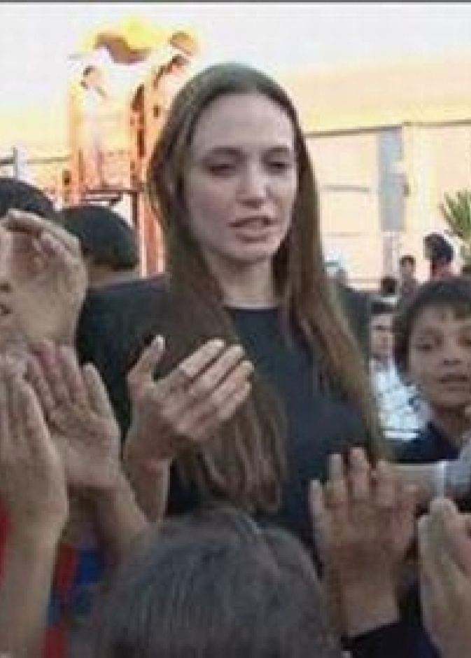 انجلينا جولي تقدم مساعدات للاجئين السوريين 