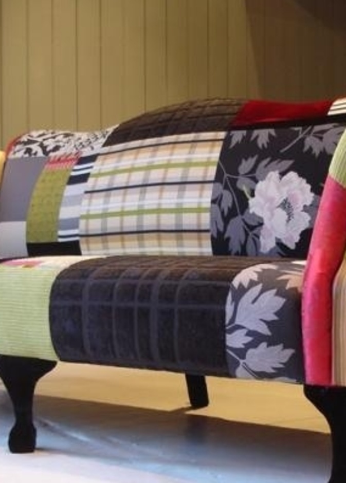 أقمشة الملابس طغت على قطع الأثاث والديكور  