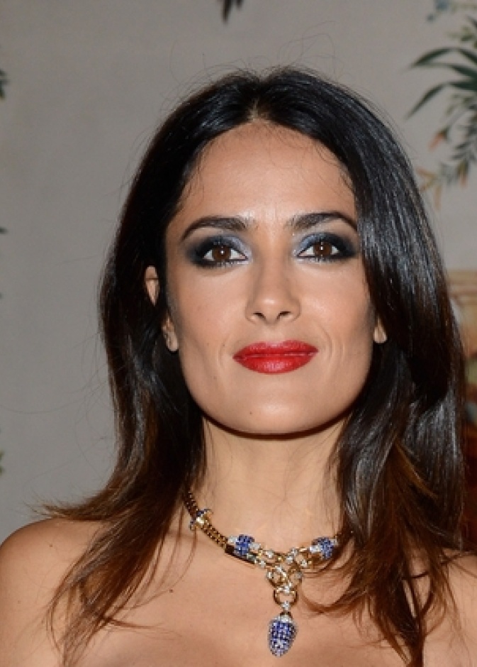 سلمى حايك ..مشعة بقلادة  بوشرون   