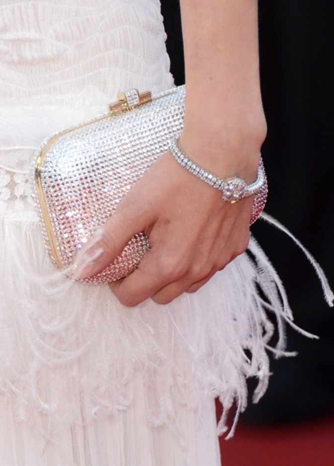 كروغر تزيّن معصمها بساعة  لوكولتر   