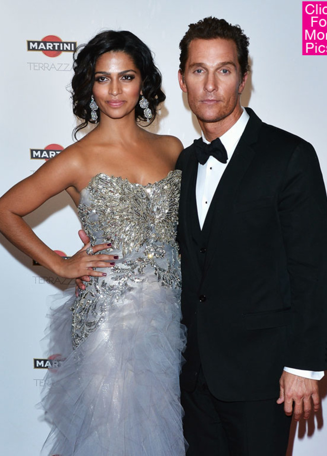 ماثيو ماكونوفي يتزوج كاميلا ألفيس