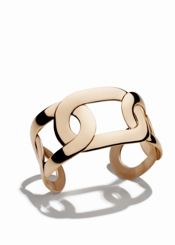 سلمى حايك..أناقة كلاسيكية بسوار  بوميلاتو   