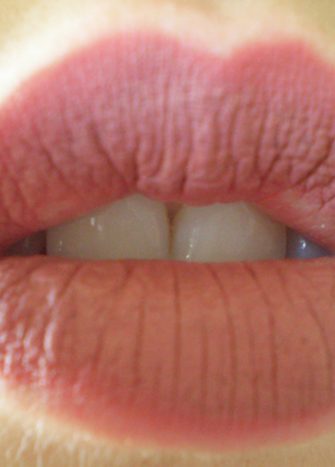 عروس جذابة بشفاه ندية  