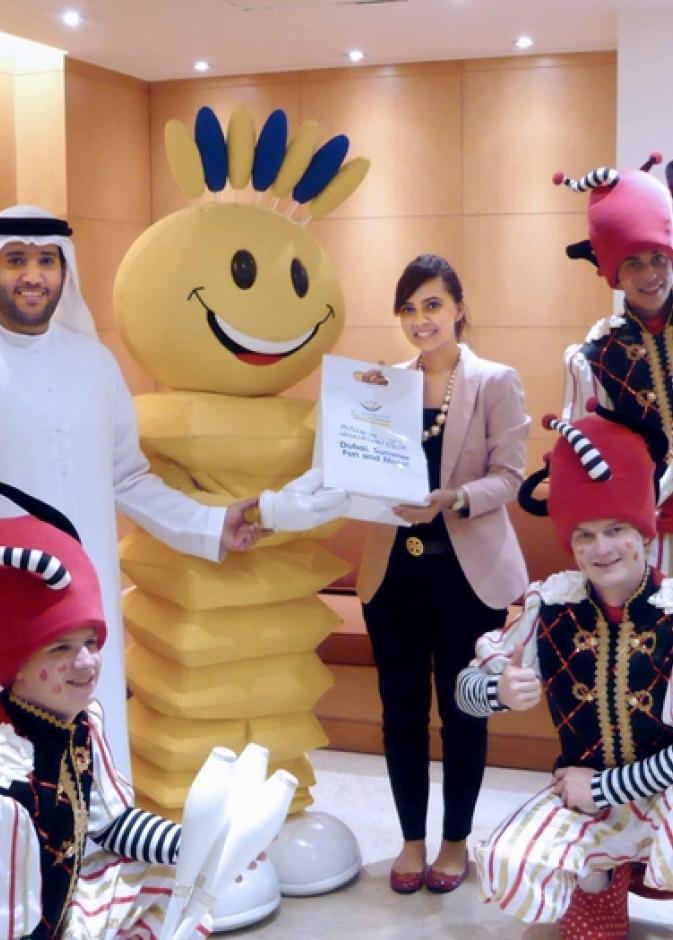 مدهش يفاجئ موظفة متميزة 