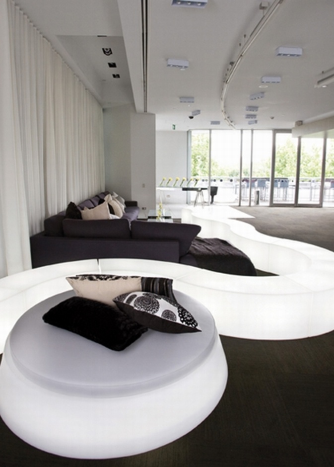 إضافات مشرقة للجدران البيضاء