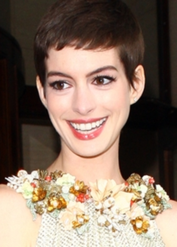 آن هاثاواي باطلالة جديدة  