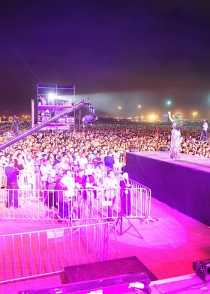 100ألف شخص يغنون مع رولا سعد!!