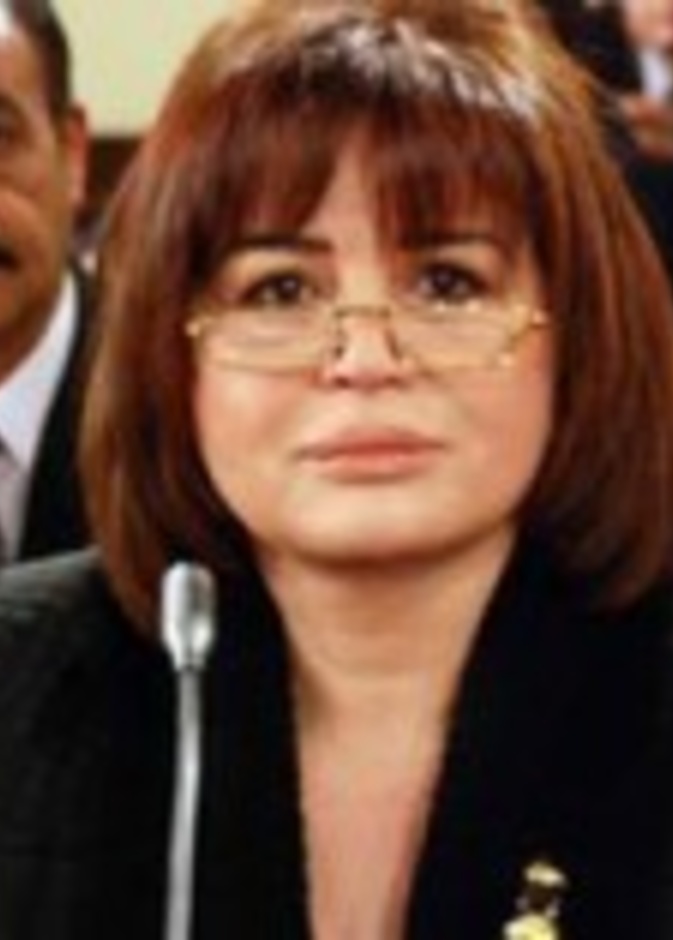 إلهام شاهين حائرة بسبب حمل غير الشرعى   