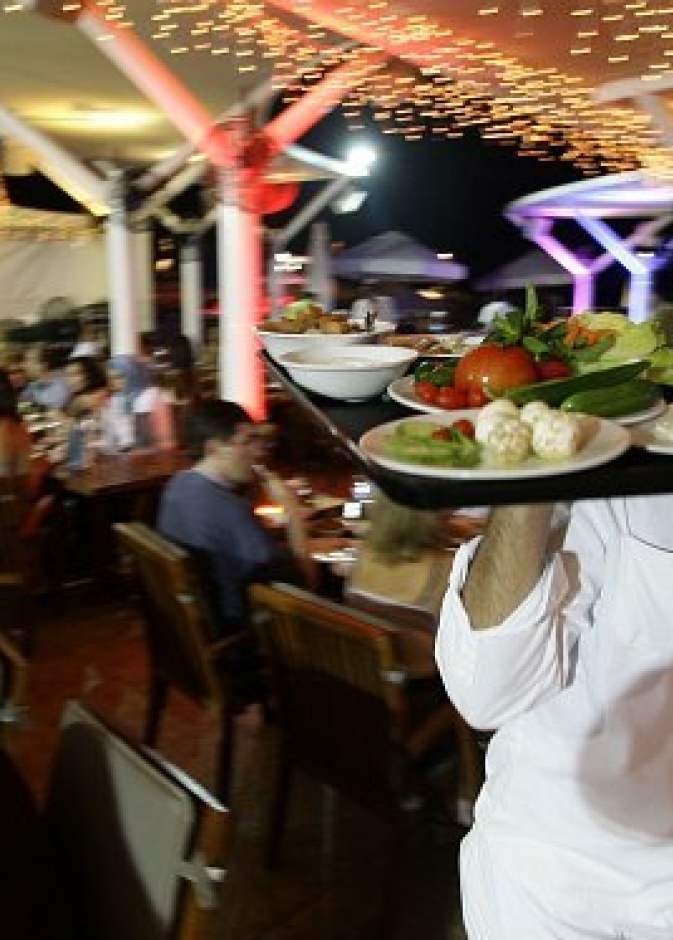 المائدة الرمضانية تجمع اللبنانين..والخيم لعشاق السهر