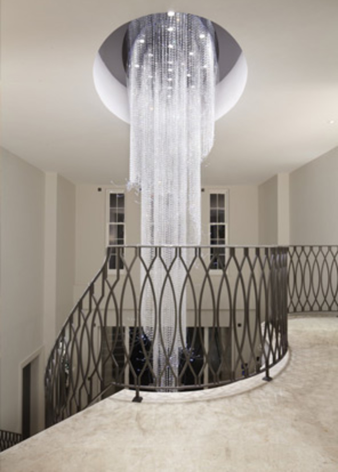 بريق الكريستال في ثريات المنزل