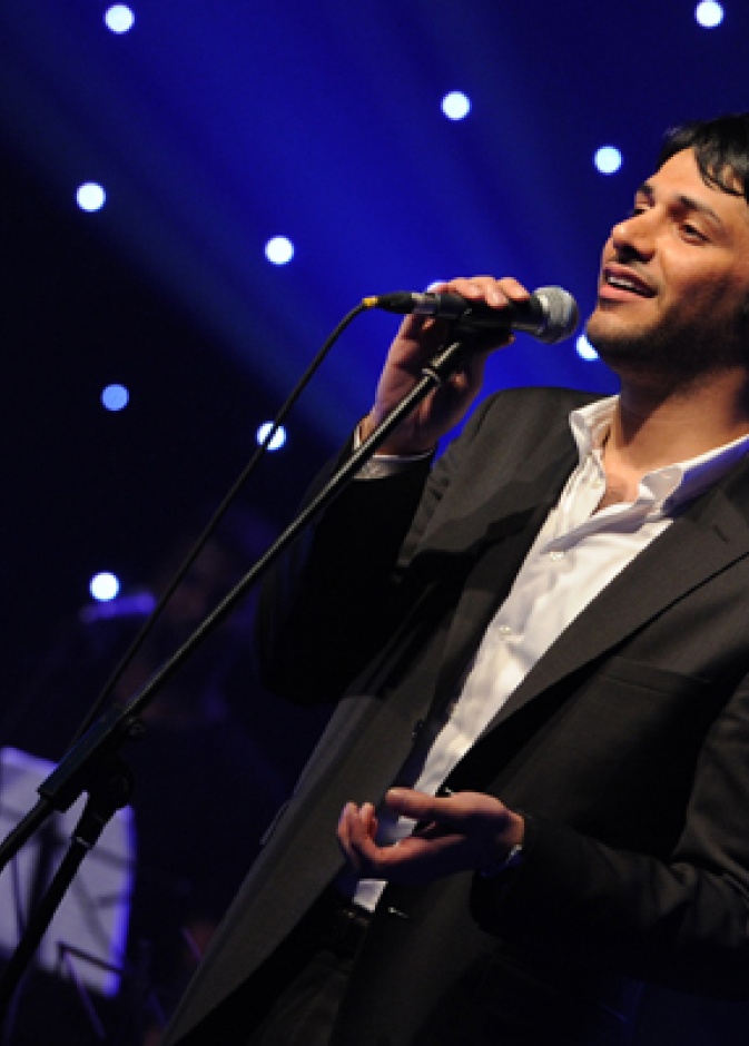 منصور زايد يعايد الجمهور  في أبوظبي 