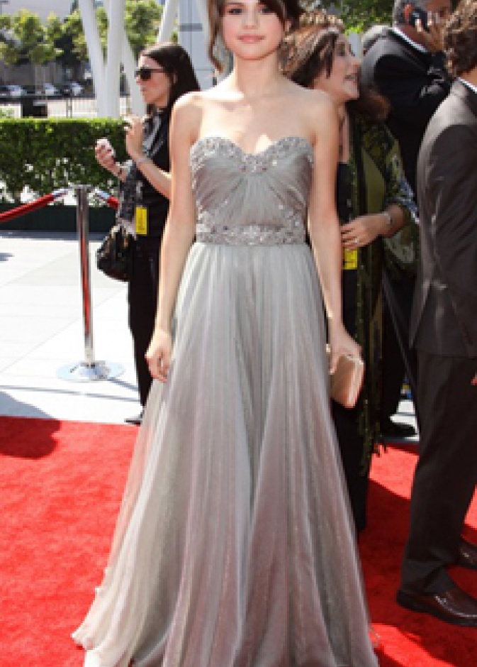 سيلينا غوميز مغرمة باللون الفضي