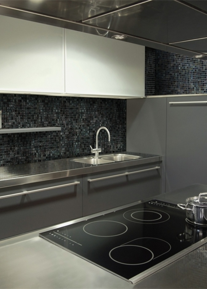 مطبخ مودرن باللون الأسود