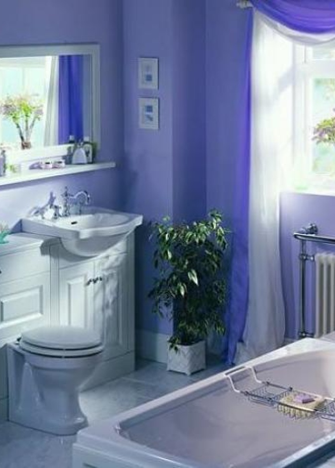 حمام باللون الأصفر المائل إلى البنفسجي