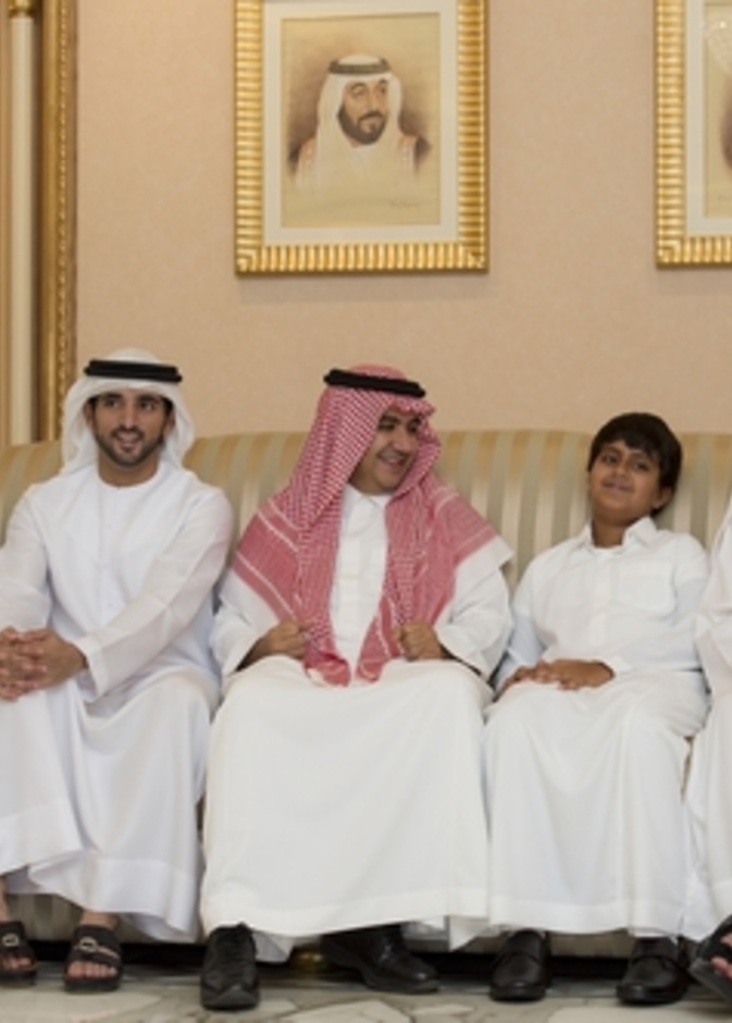 رئيس مجلس إدارة مجموعة MBC وليد بن ابراهيم آل ابراهيم يهنئ الشيخ محمد بن راشد آل مكتوم لفوزه ببطولة العالم للقدرة ويبدو في الصورة الشيخ حمدان بن محمد وخالد بن وليد