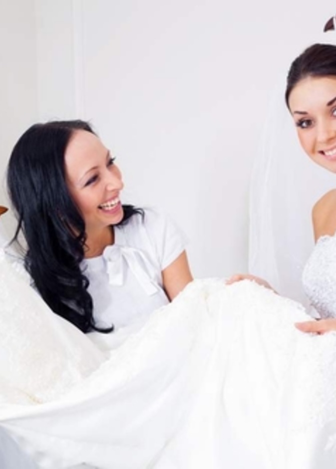 امرأة تختار فستان زفاف