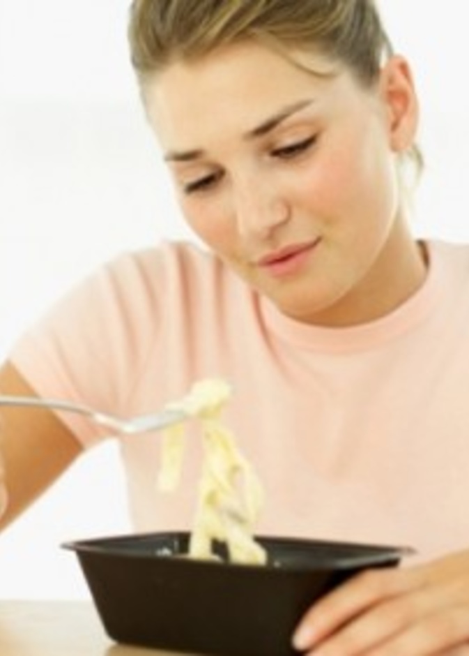  امرأة تأكل معكرونة