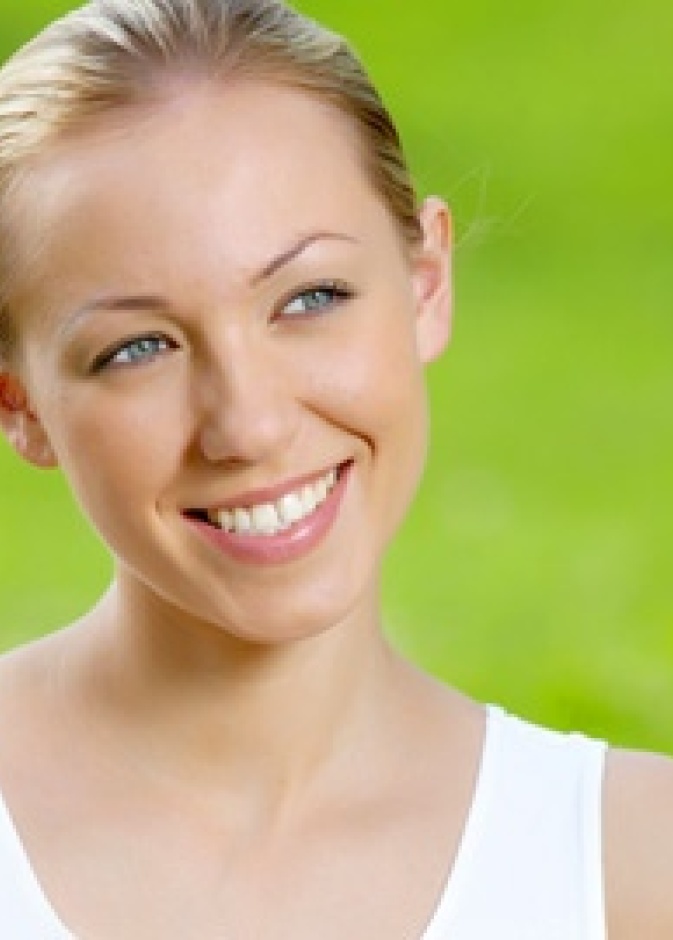 امرأة تشرب لبن