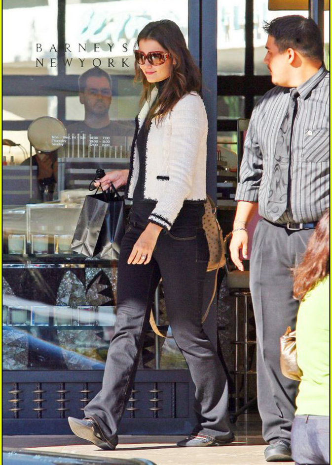 كايتي هولمز خارجة من متجر بارنيز