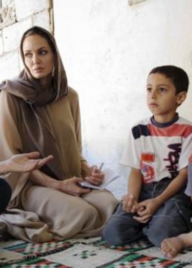 انجلينا جولي مع اللاجئين السوريين في لبنان