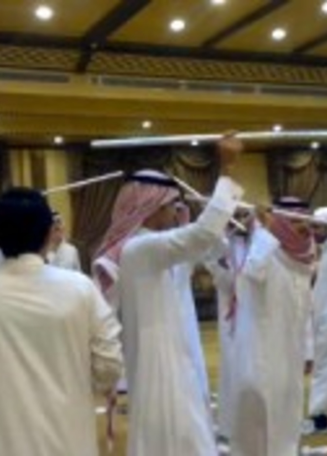زوجة سعودية تزف زوجها مع أبنائها