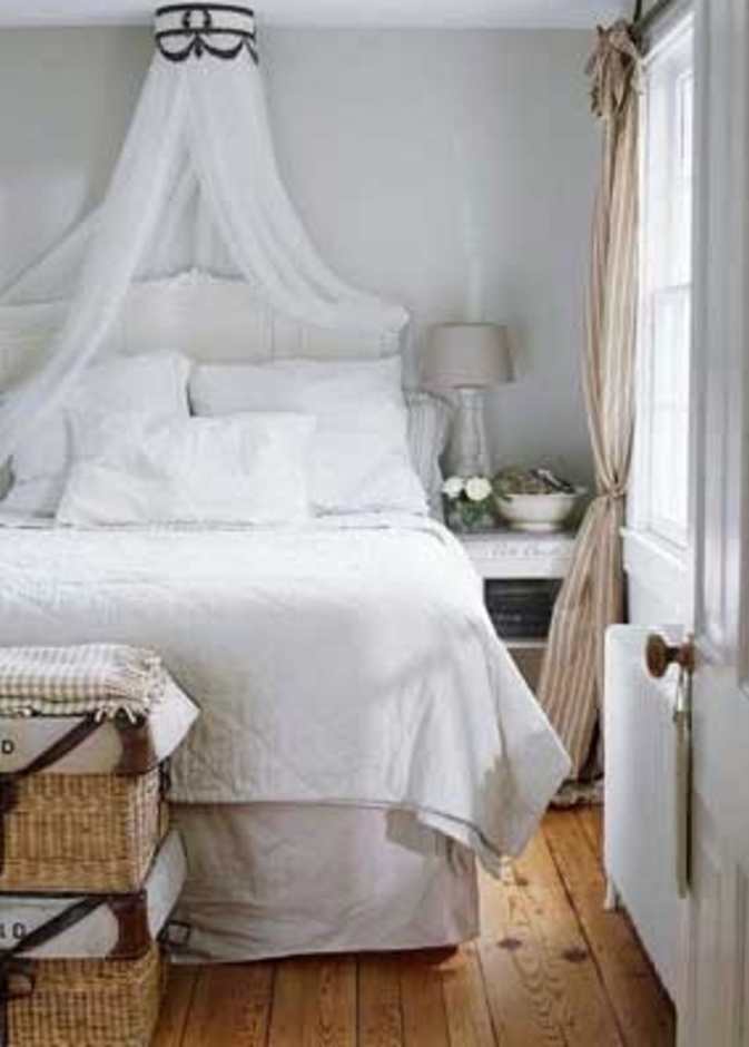 غرفة نوم باللون الأبيض بستائر بيضاء