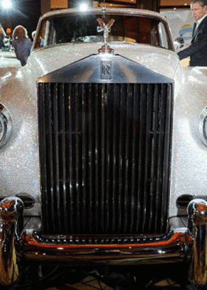 سيارة مرصعة بالماس