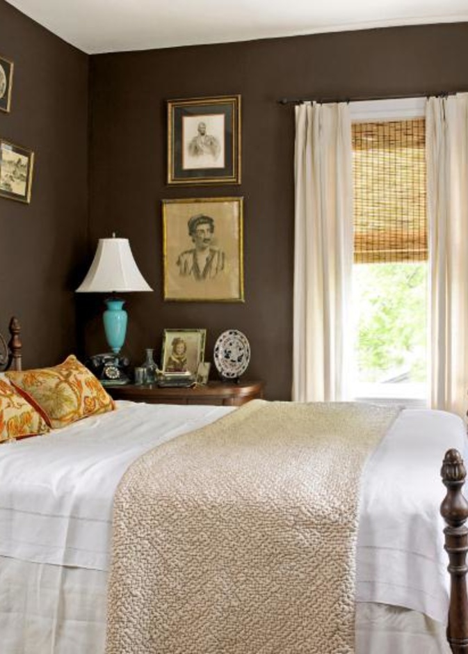 غرفة نوم باللون البني ومزينة بتحف