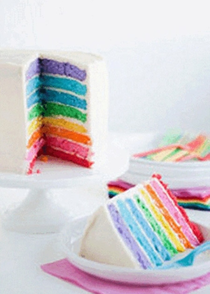 قطع من حلوى الزفاف ملونة بألوان قوس قزح