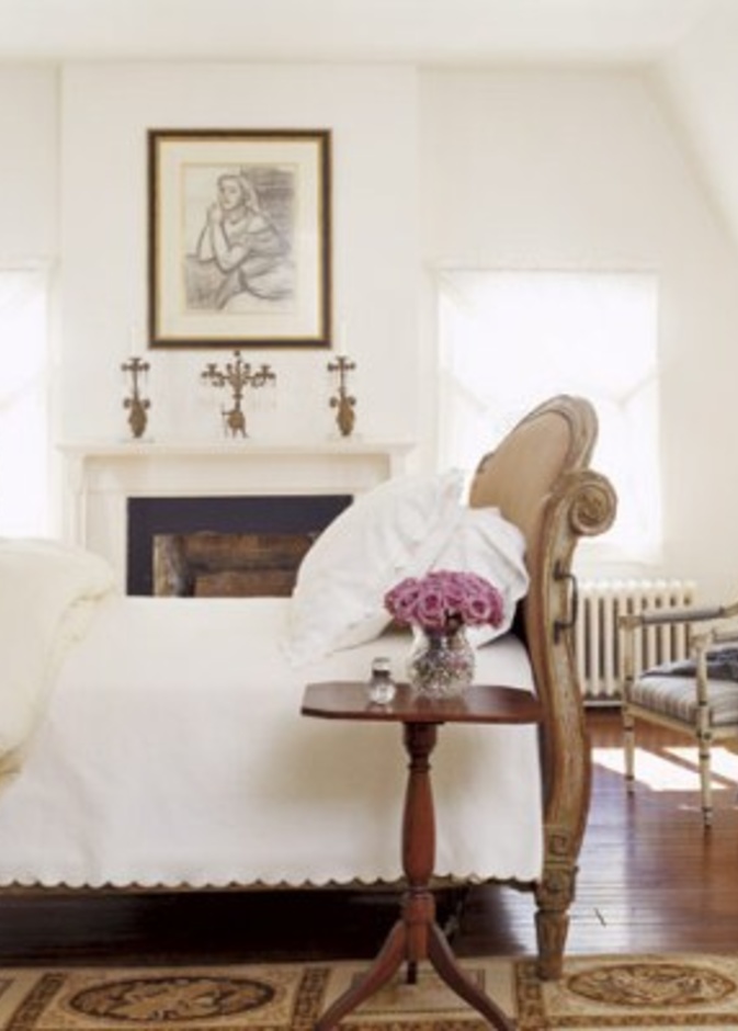 غرفة باللون الأبيض بدرجة الأوف وايت