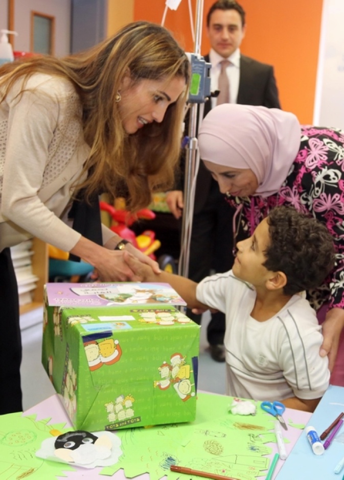 الملكة رانيا تحتفل بالعيد مع أطفال مركز الحسين للسرطان
