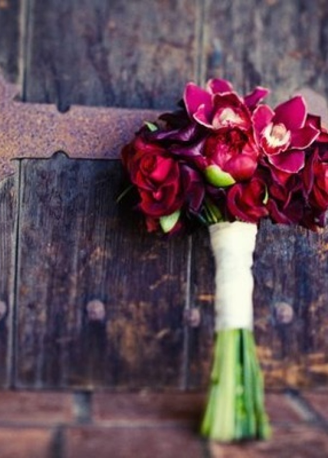 باقة ورد باللون النبيذي