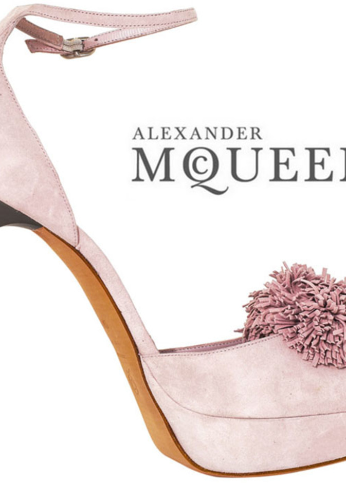 Alexander McQueen حذاء بوم بوم من الشاموا الوردي الفاتح