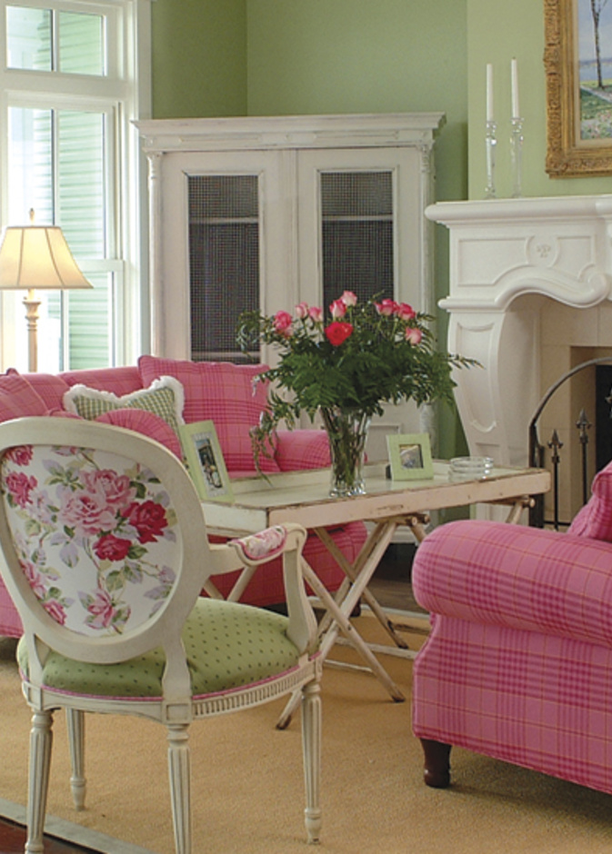 غرفة معيشة كلاسيكية باللونين الفوشيا والأخضر