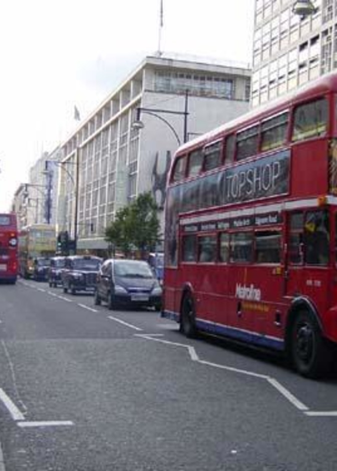 حافلات باللون الأحمر من طابق واحد أو طابقين