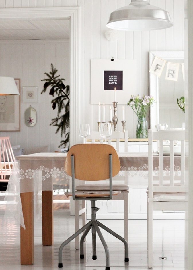 مفرش رقيق لطاولة الطعام من الدانتيل الأبيض الأقرب إلى الشفاف