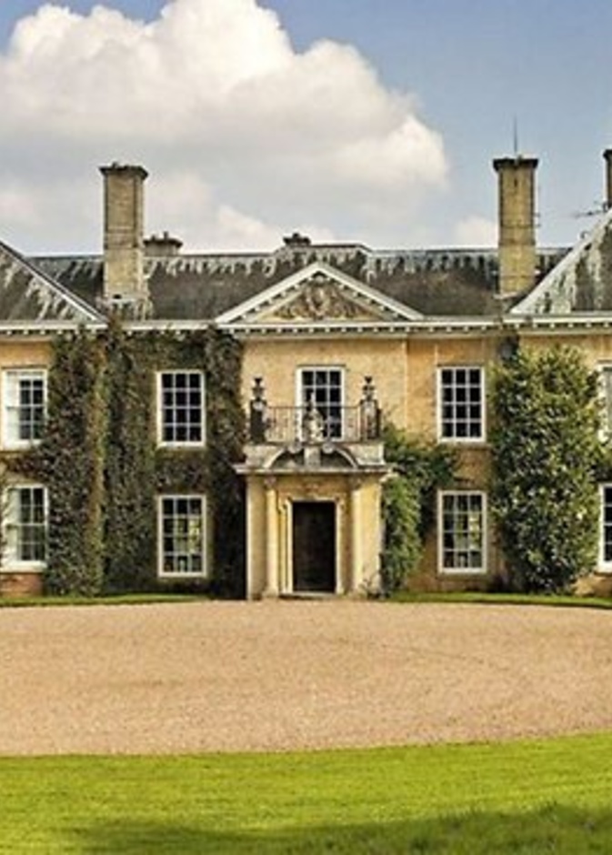 القصر الذي اشترته ليز هيرلي من الخارج