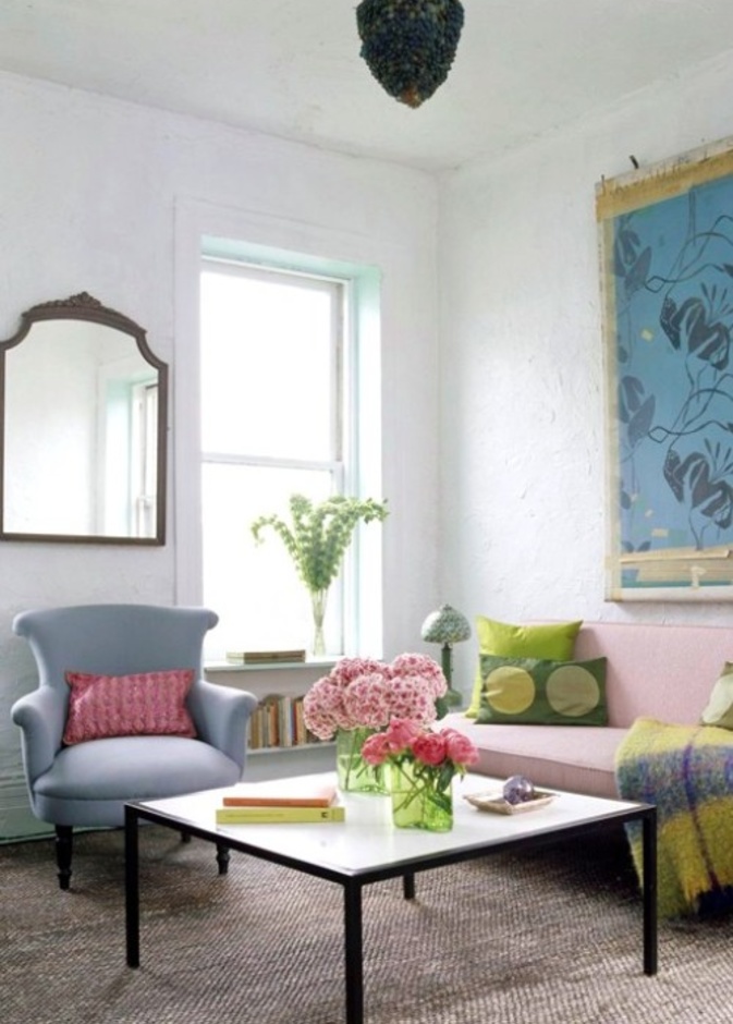 غرفة معيشة ممتزجة باللونين البترولي الفاتح وكنبة باللون الوردي