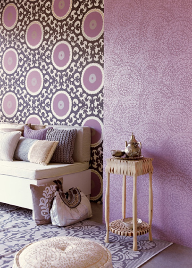 كنبة مشرقة باللون الإرجواني