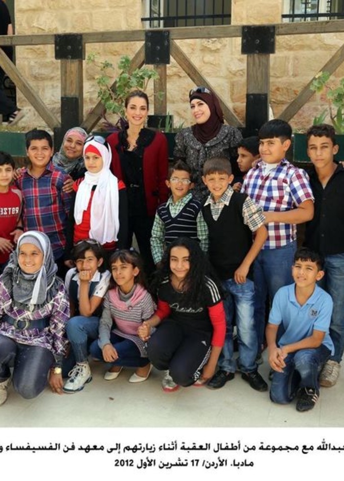 الملكة رانيا مع الأطفال في معهد فن الفسيفساء
