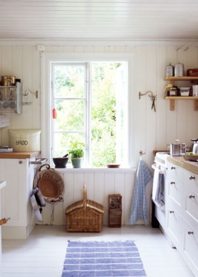 مطبخ ريفي باللون الأبيض حيوي