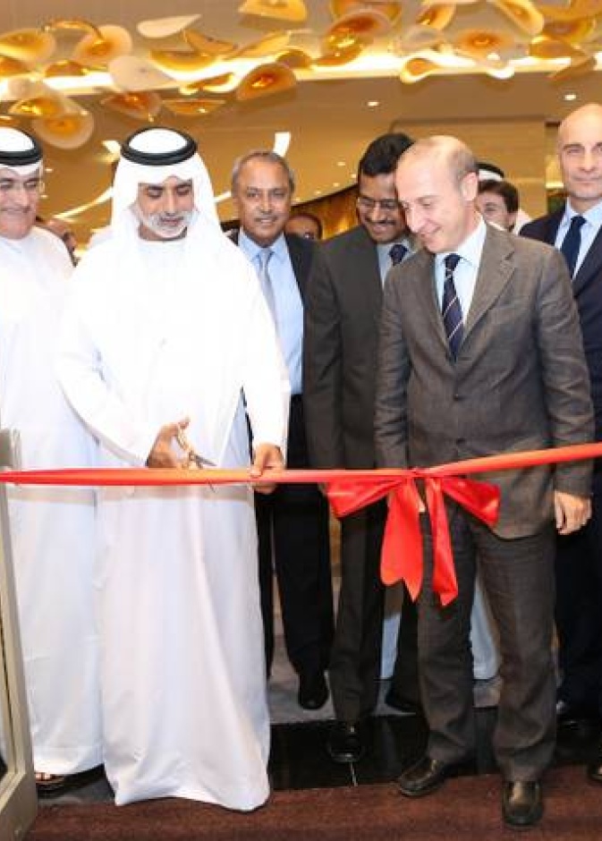 الشيخ نهيان بن مبارك آل نهيان يقص الشريط