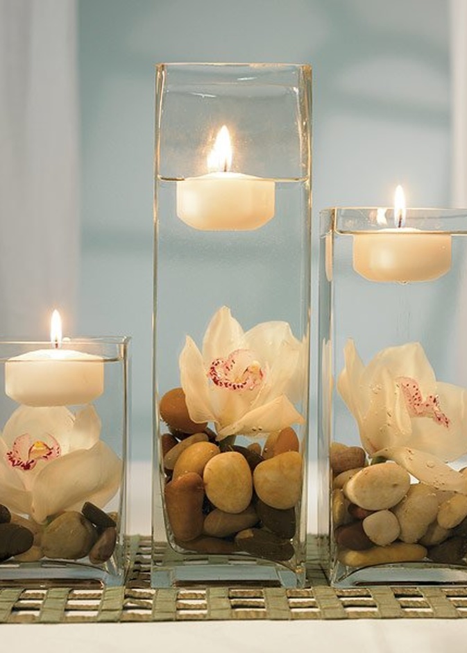 شموع بسيطة صغيرة في أكواب زجاجية طويلة