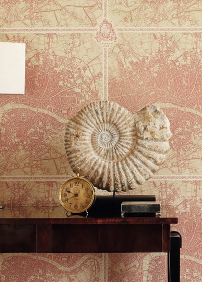 ورق حائط بتصميم أنيق باللونين البيج والزهري